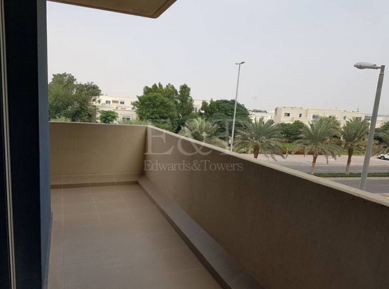 Open kitchen I Great view to the villas I Vacant I