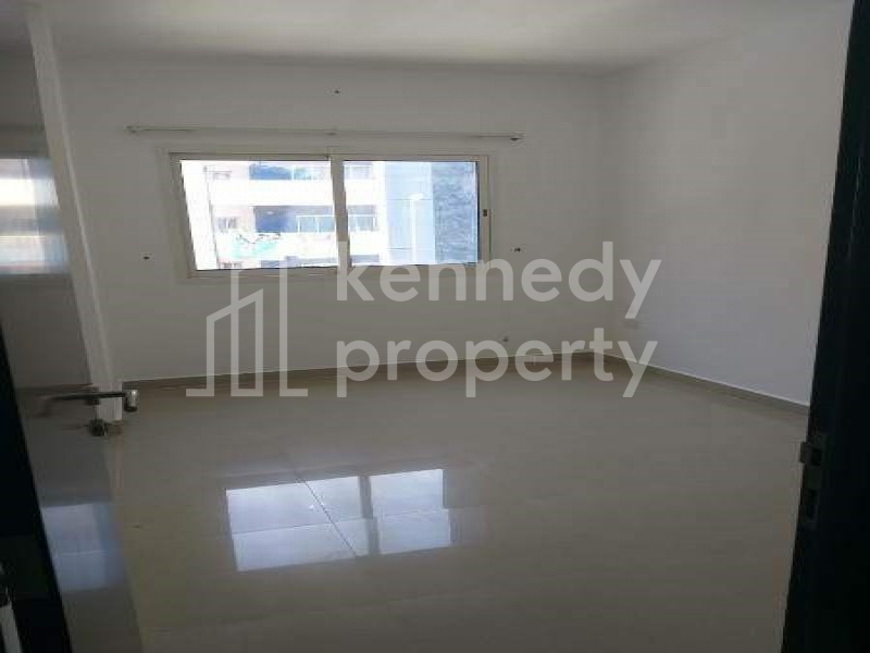 4 Cheques | Closed Kitchen | Available