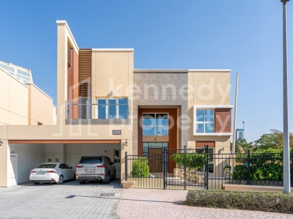 Upgraded Villa I Huge Garden I Park View