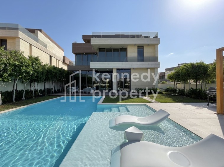 Fully Fitted I Large Plot I Private Beach Access